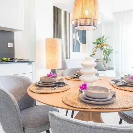 Apartmán Modern With Terrace & Pool In