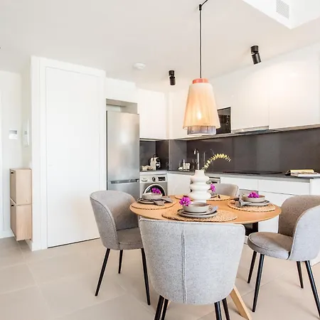 Modern With Terrace & Pool In Lejlighed Estepona