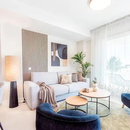 Apartmán Modern With Terrace & Pool In