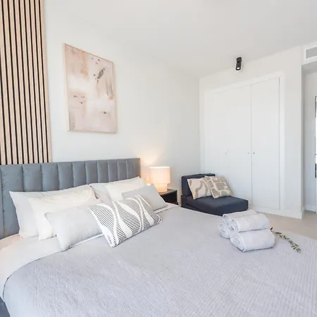 Apartmán Modern With Terrace & Pool In