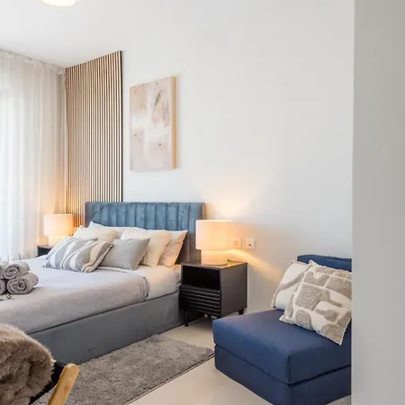 Modern With Terrace & Pool In Apartmán Estepona