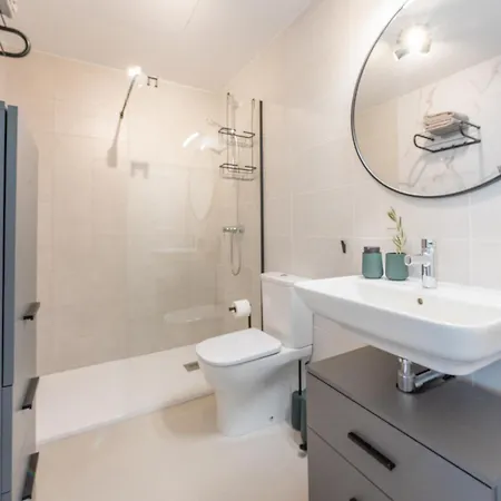 Apartmán Modern With Terrace & Pool In